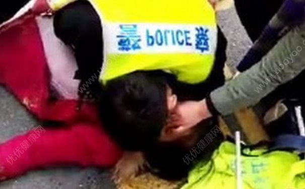 女子街頭倒地猝死，倒地猝死是什么原因造成的？(1)