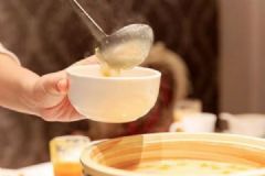 老人養(yǎng)肝的春季軟件湯食譜有哪些？吃哪些水果最養(yǎng)肝？[圖]