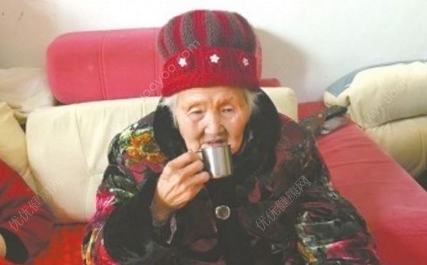 92歲老人每天喝八兩酒，老人喝酒對(duì)身體有什么好處？(1)