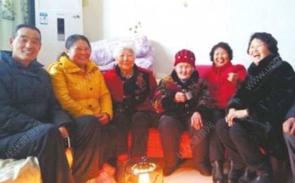 92歲老人每天喝八兩酒，老人喝酒對(duì)身體有什么好處？(2)