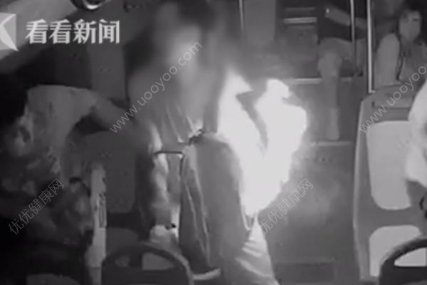 乘客胸前充電寶突然爆炸，火光四射瞬間點燃背包(2)