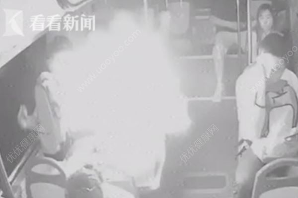 乘客胸前充電寶突然爆炸，火光四射瞬間點燃背包(3)