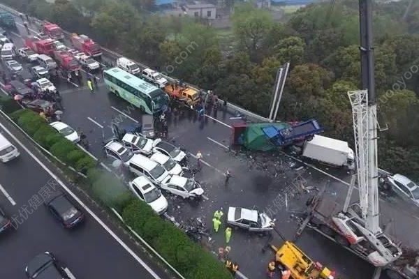 京哈高速發(fā)生慘烈事故，汽車被大貨撞成“鐵餅”致3人死亡(3)