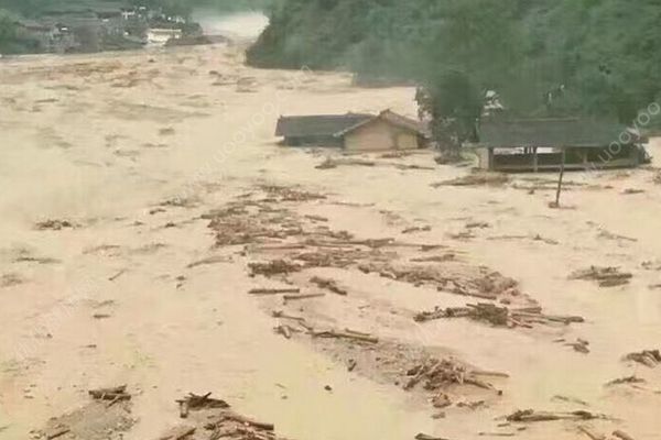 九寨溝山洪泥石流造成道路垮塌，民宅被泥石流沖擊(1)