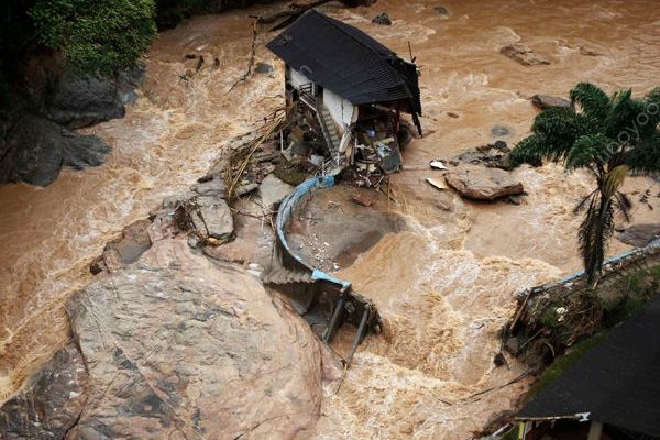 九寨溝山洪泥石流造成道路垮塌，民宅被泥石流沖擊(4)