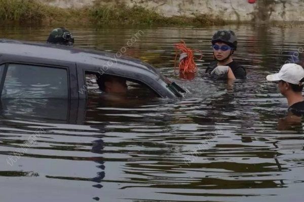 江蘇高郵一中巴車側(cè)滑落水，已致1死10傷(3)