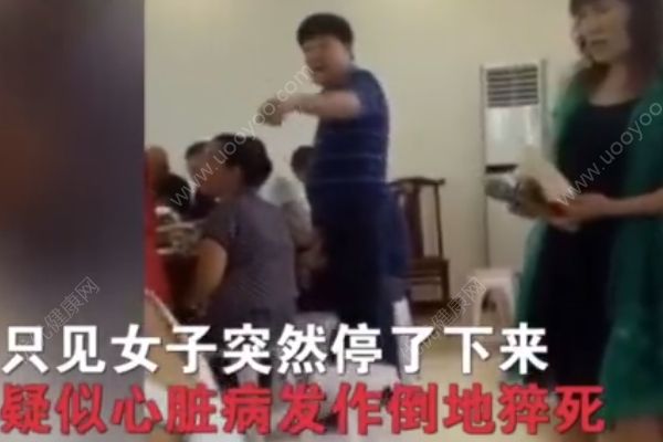 女子倒地猝死無(wú)人急救，同學(xué)錄像圍觀討論死狀(1)