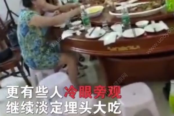 女子倒地猝死無(wú)人急救，同學(xué)錄像圍觀討論死狀(4)