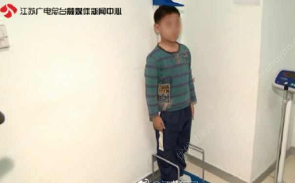 11歲男孩一年不長個(gè)，疑因“辣條”吃太多(1)