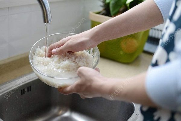 做飯?zhí)悦姿畡e倒掉了，淘米水還有這些使用小竅門！(2)