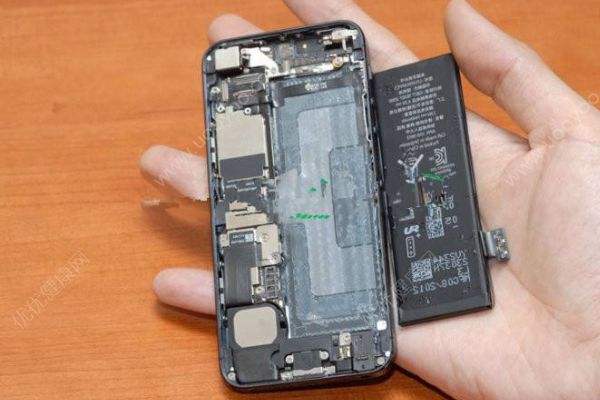 男子牙咬iPhone電池瞬間爆炸！如何預(yù)防電池爆炸？(3)