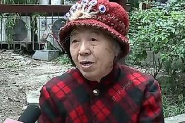 成都現(xiàn)86歲最美包租婆！幫助百余戶白血病家庭！(1)