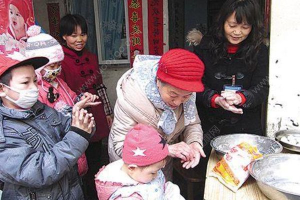 成都現(xiàn)86歲最美包租婆！幫助百余戶白血病家庭！(2)