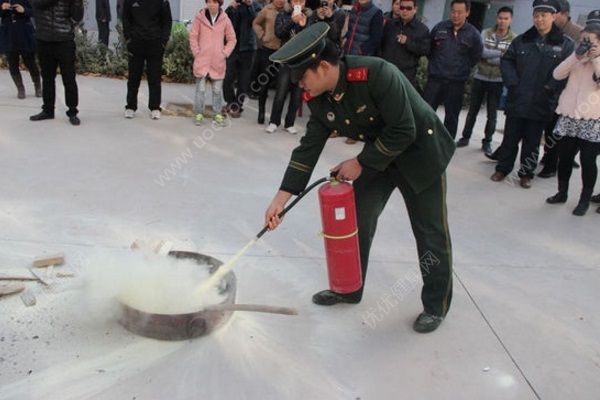 男子火鍋店用餐被滅火器噴暈，使用滅火器要注意什么？(5)