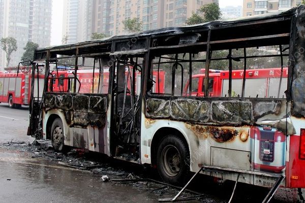 上海公交發(fā)生自燃，路遇車輛自燃我們應(yīng)該如何做？(1)