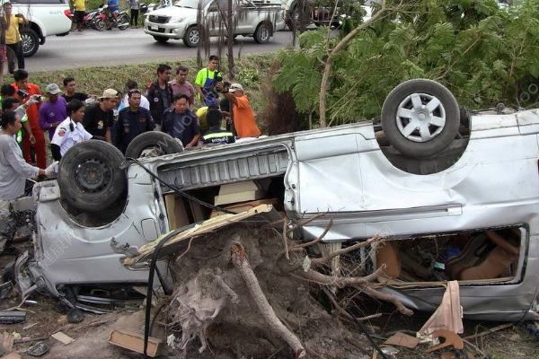 路遇車禍男子鉆進車救人，發(fā)生車禍怎么自救？(1)