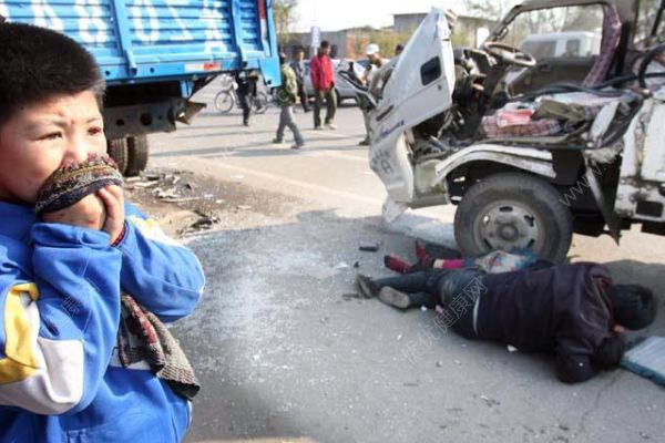 路遇車禍男子鉆進車救人，發(fā)生車禍怎么自救？(2)