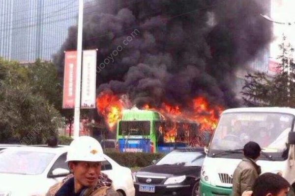 公交車起火自燃，乘客有序撤離幸無人員被困(2)