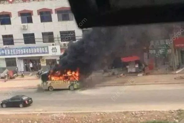 公交車起火自燃，乘客有序撤離幸無人員被困(4)