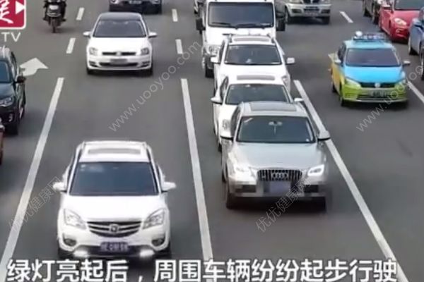 男子開車“吃雞”忘記開動，十余輛車受阻(1)