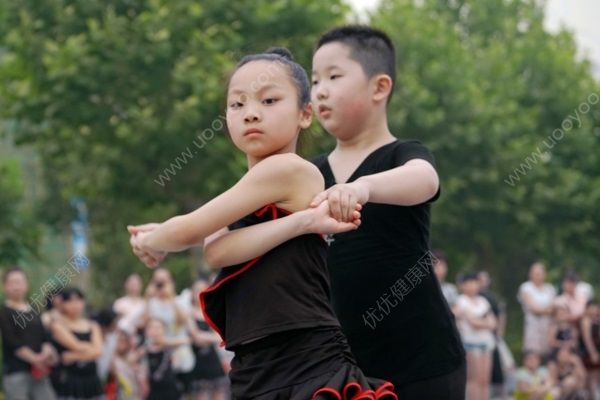 9歲女孩性早熟胸圍接近少女，與拉丁舞有關(guān)？(2)