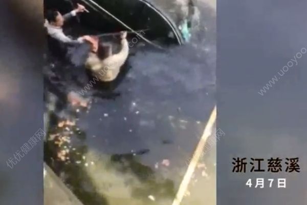 轎車墜河30秒救援！火車司機猛砸車窗救人！(1)