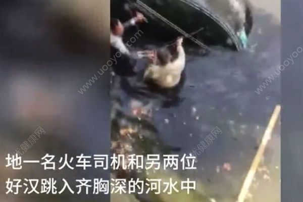 轎車墜河30秒救援！火車司機猛砸車窗救人！(3)