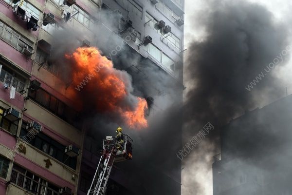 7歲男孩保護(hù)媽媽被嚴(yán)重?zé)齻碌暮⒆哟掏礋o(wú)助的父母(2)