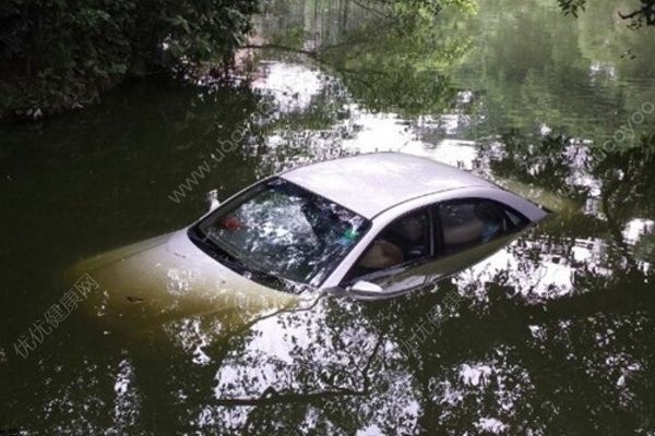 柳州轎車離奇墜河，司機(jī)逃出車外拒救助溺亡(4)