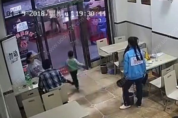 孕婦故意伸腳絆倒4歲男童，孩子患先天性心臟已住院(1)