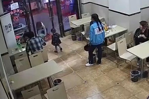 孕婦故意伸腳絆倒4歲男童，孩子患先天性心臟已住院(2)