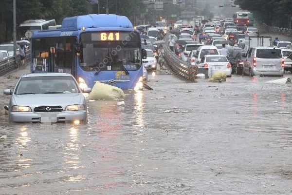 浙江江山11歲男孩被沖入暗渠，過路居民暴雨中緊急救援(3)