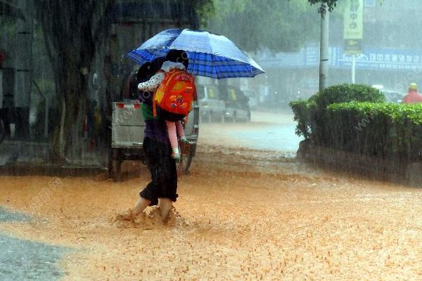 浙江江山11歲男孩被沖入暗渠，過路居民暴雨中緊急救援(4)