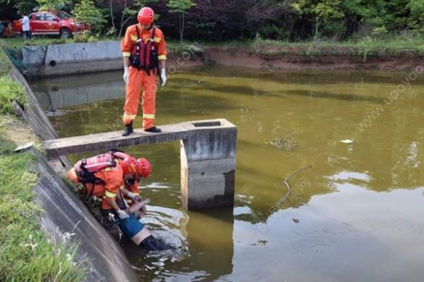 男子3米深水塘中劃船喂魚不慎落水身亡，溺水后急救方法(1)