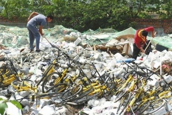 共享單車(chē)遭活埋，輪胎變形，鏈條斷裂，新車(chē)為何慘遭毒手？(2)