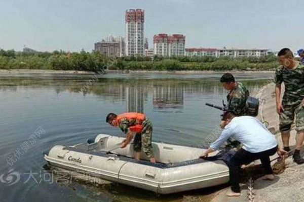 心痛！14歲少年撿貝殼做母親節(jié)禮物，跌入河中溺亡(3)