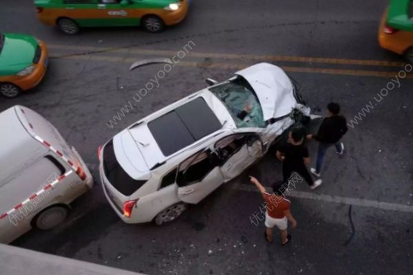 西安玉祥門(mén)發(fā)生車(chē)禍，因超車(chē)躲避障礙失控，超車(chē)要注意什么？(1)