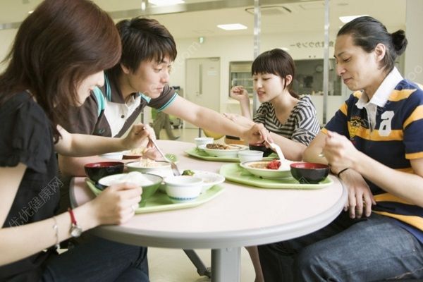 女子吃太快撐破食道險(xiǎn)沒命，發(fā)現(xiàn)時(shí)已重度貧血(4)