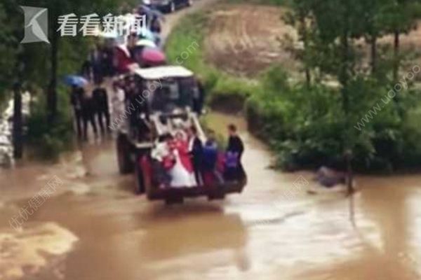 520最霸氣婚車，因暴雨積水用鏟車迎娶新娘(1)