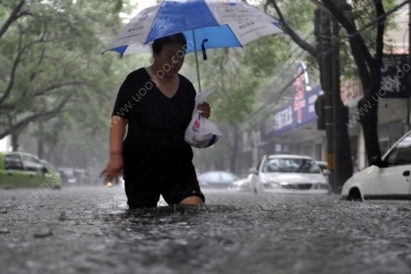 520最霸氣婚車，因暴雨積水用鏟車迎娶新娘(3)