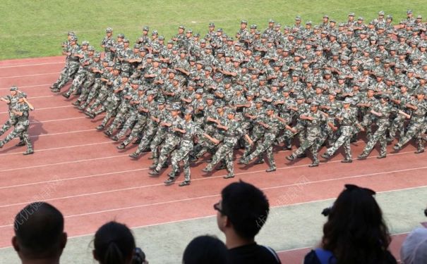 大學(xué)軍訓(xùn)多久？大學(xué)軍訓(xùn)有什么項目？(1)