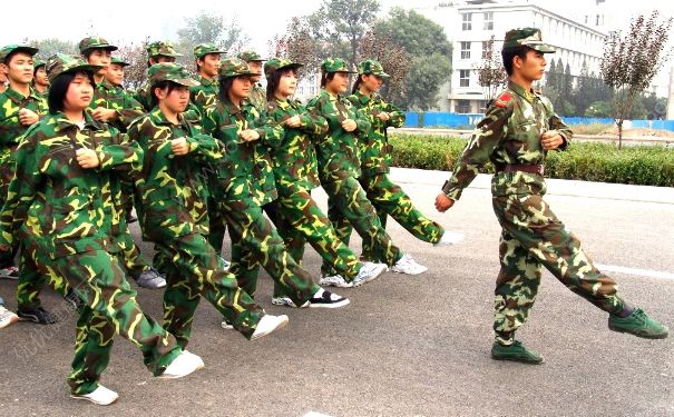 軍訓(xùn)能戴隱形眼鏡嗎？軍訓(xùn)戴隱形眼鏡可以嗎？(2)