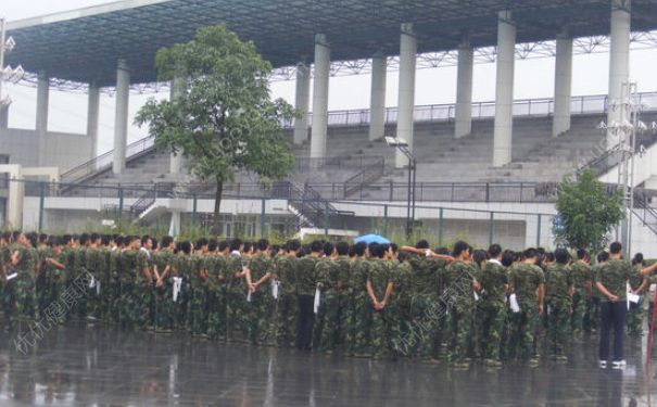 軍訓(xùn)下雨了怎么辦？軍訓(xùn)下雨還會(huì)訓(xùn)練嗎？(2)