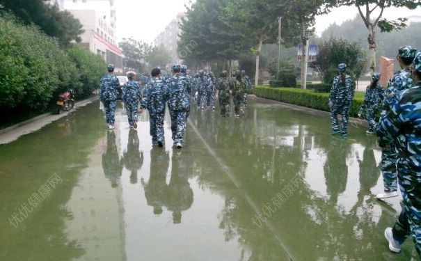 軍訓(xùn)下雨了怎么辦？軍訓(xùn)下雨還會(huì)訓(xùn)練嗎？(6)