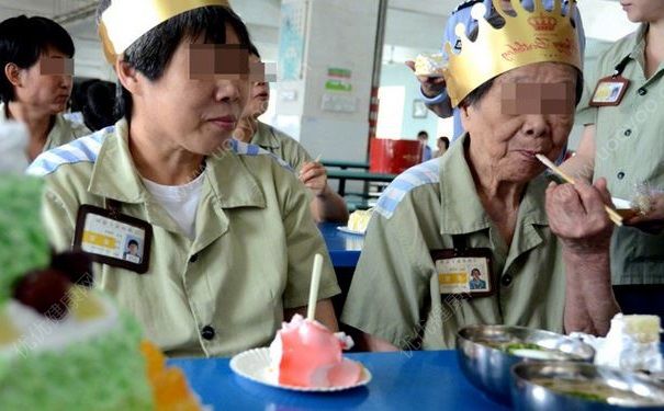 90歲犯人頭一回吃生日蛋糕：頭一回吃蛋糕，一定認(rèn)真改造(1)