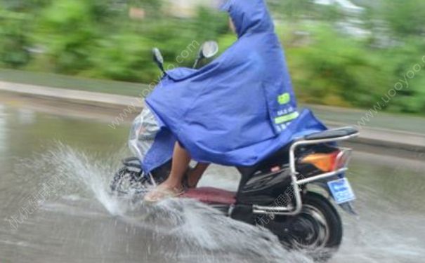 為什么下雨天容易摔跤？下雨天電動車打滑怎么回事？(3)