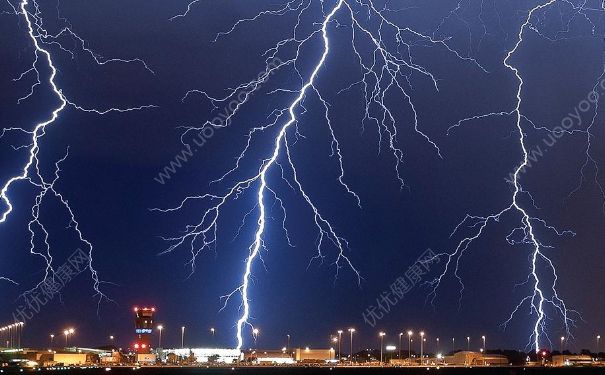 雷雨天氣飛機(jī)能起飛嗎？飛機(jī)遇到雷電怎么辦？(2)