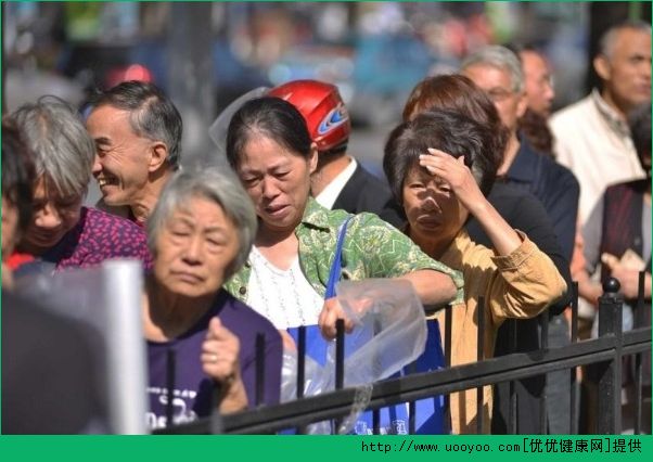 老人喜歡買超市特價商品好不好？老人買超市特價商品的害處(1)