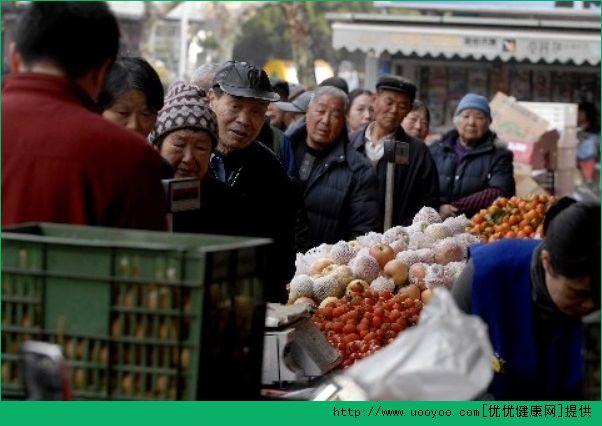 老人喜歡買超市特價商品好不好？老人買超市特價商品的害處(4)