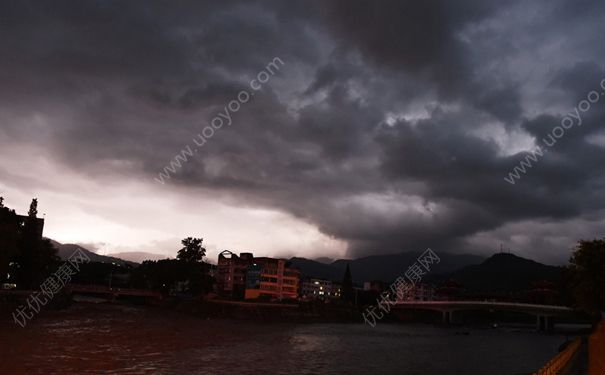 打雷可以撐傘嗎？打雷下雨能不能打傘？(4)